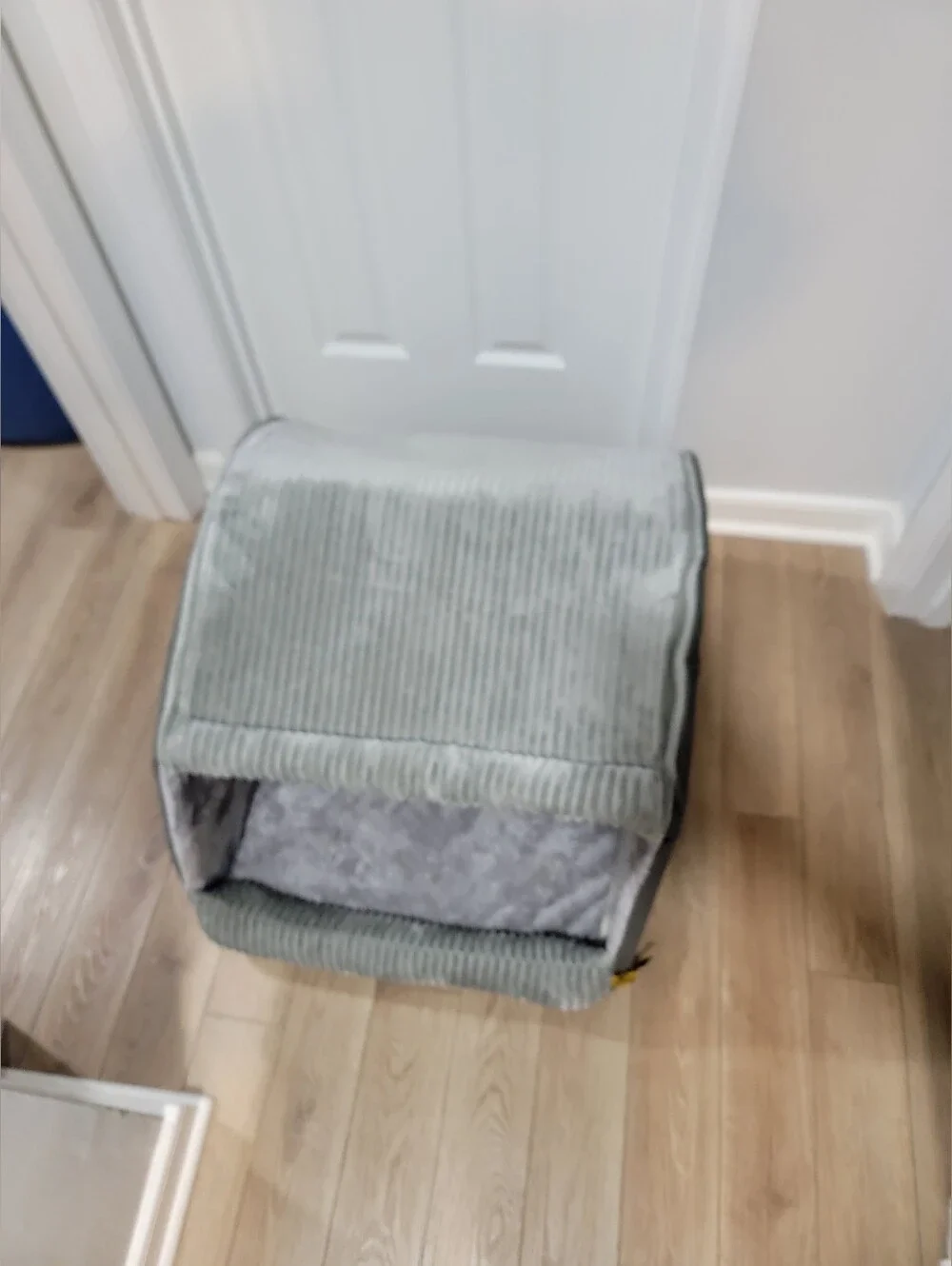 Funny Fuzzy Hooded Pet Bed- large (measurements in pics)